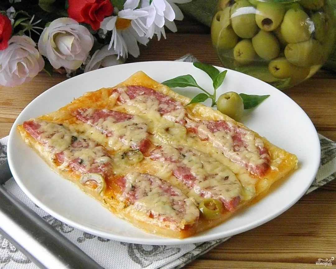 пицца со слоеным тестом в духовке рецепт с колбасой и сыром и помидорами фото 69