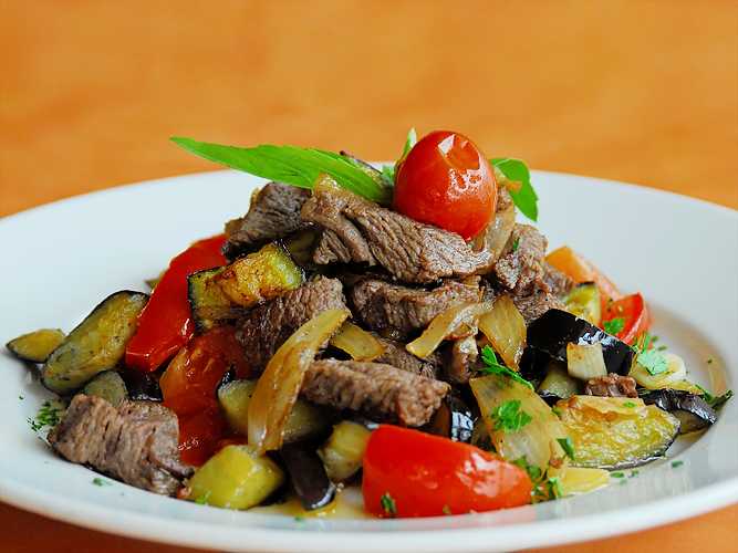 Вкусная говядина с овощами в духовке — 7 домашних рецептов приготовления