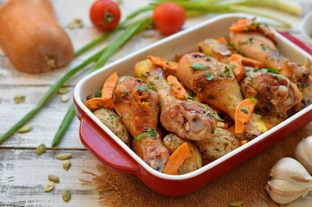 Рецепт приготовления курицы с грибами. Голень с овощами в духовке. Куриные ножки с картошкой. Курица с овощами. Куриные голени с овощами в духовке.