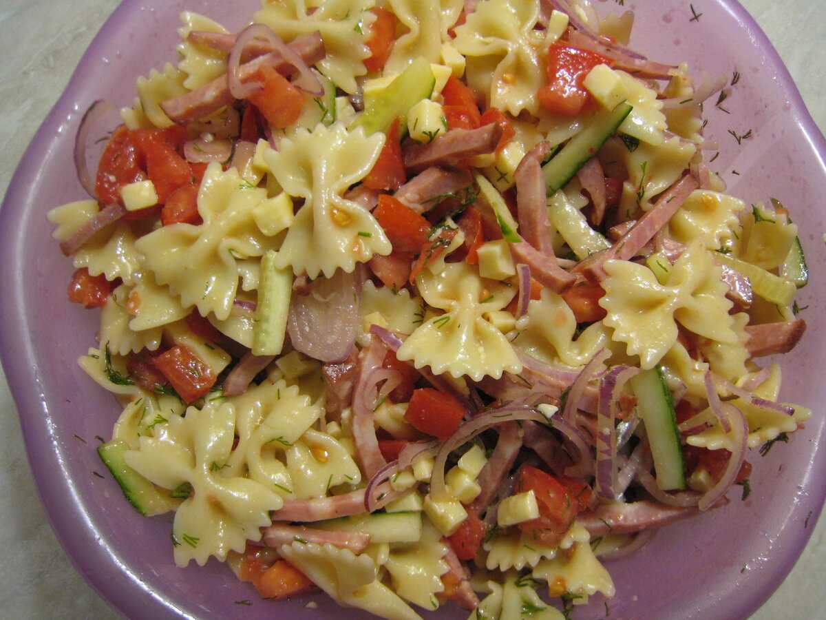 Салат с кукурузой и колбасой — 7 простых и вкусных рецептов