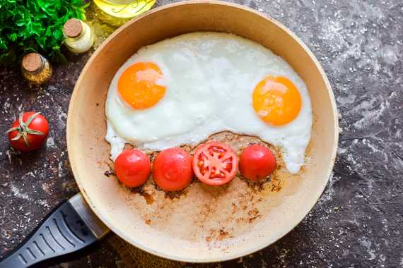 Как приготовить вкусную яичницу с помидорами на сковороде