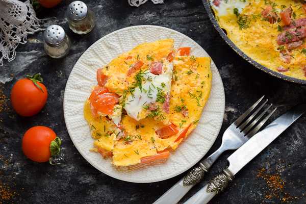 Яичница с помидорами - 10 рецептов на сковороде с пошаговыми фото