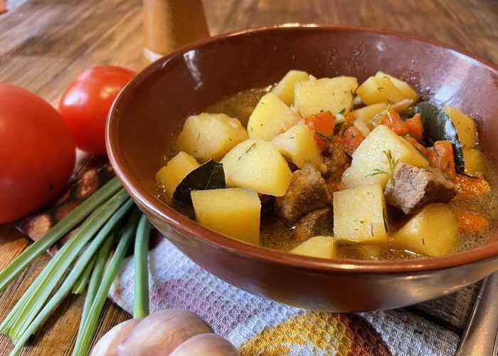 Тушеная картошка с мясом в кастрюле – простые и вкусные рецепты