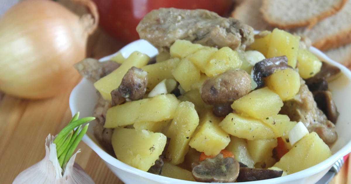 Тушеная картошка с грудкой и шампиньонами