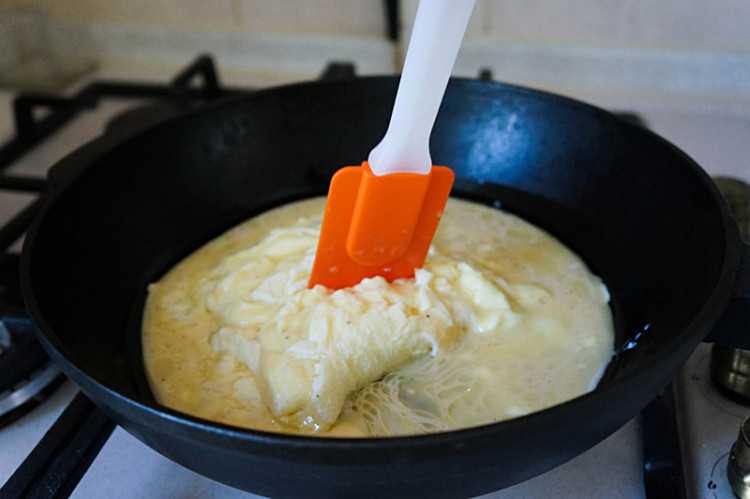 Пошаговый рецепт приготовления яичницы глазуньи с фото
