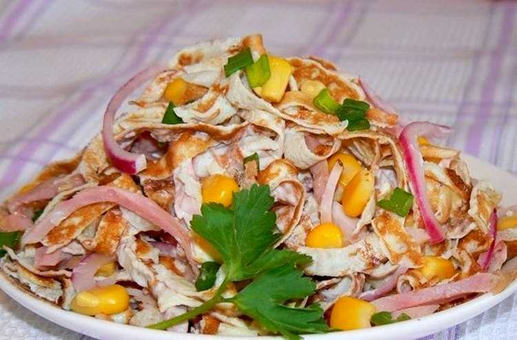 20 салатов с копченой курицей, которые выручат в любой ситуации
