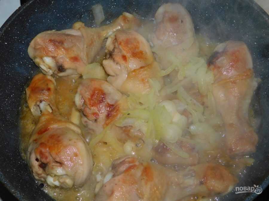 Кур голень на сковороде рецепт. Куриные голени на сковороде. Голень куриная на сковороде с луком. Куриные голени с луком. Куриные ножки с луком на сковороде.