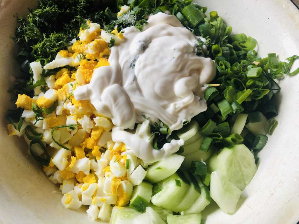 Салат с луком и яйцом: 10 рецептов