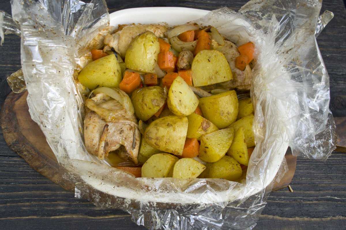Курица с картошкой в духовке — 5 самых вкусных рецептов запеченной курицы