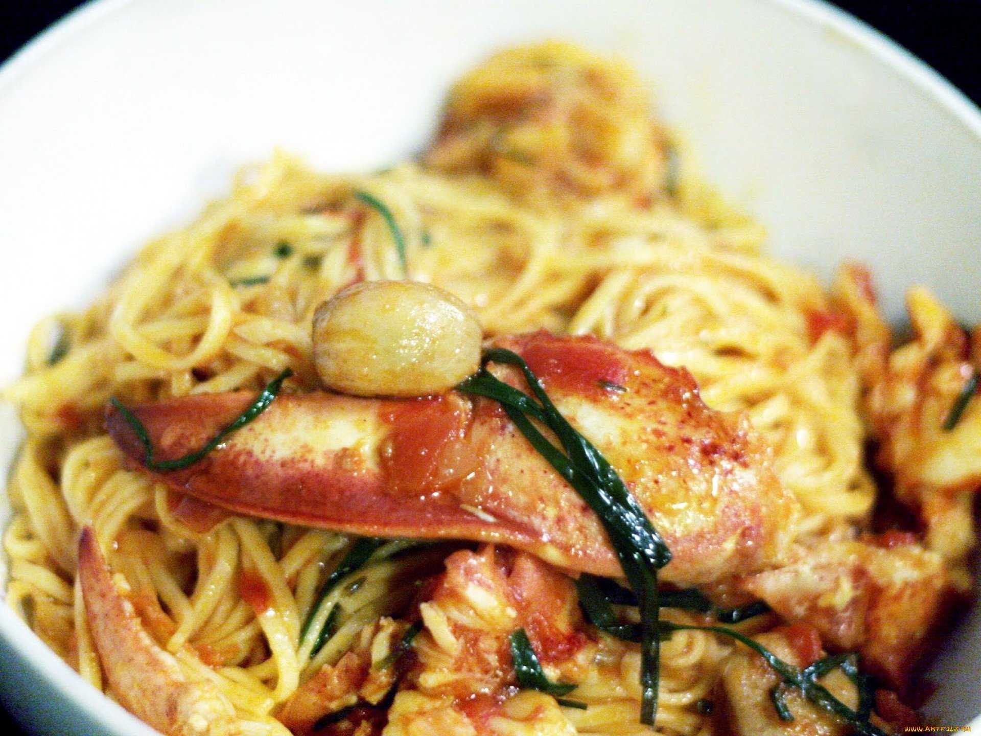 Макароны с жарен сосиска. Блюда со спагетти. Макароны со свининой. Спагетти со свининой. Вермишель- паста со свининой.