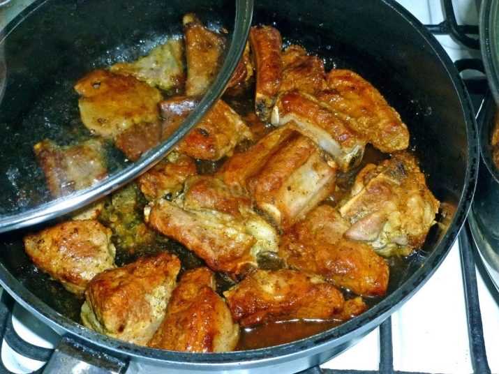 Жареные свиные ребрышки на сковороде, рецепт с фото