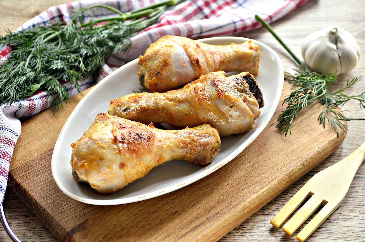 Запеченная курица, маринованная в кефире в духовке: 2 вкусных рецепта