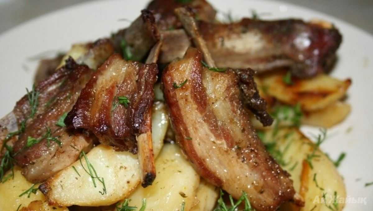 Свиные рёбрышки с картошкой, приготовленные в духовке — 6 простых рецептов