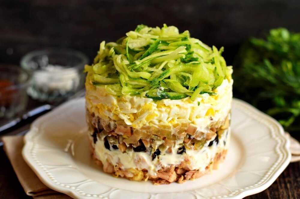 Мясной салат с маринованными грибами, огурцами и сыром