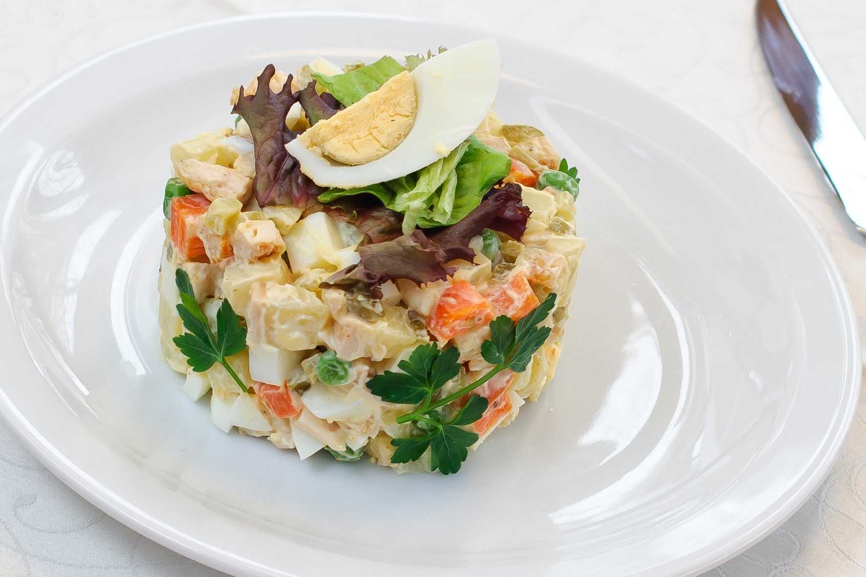 Оливье с колбасой: 7 очень вкусных салатов по классическим рецептам
