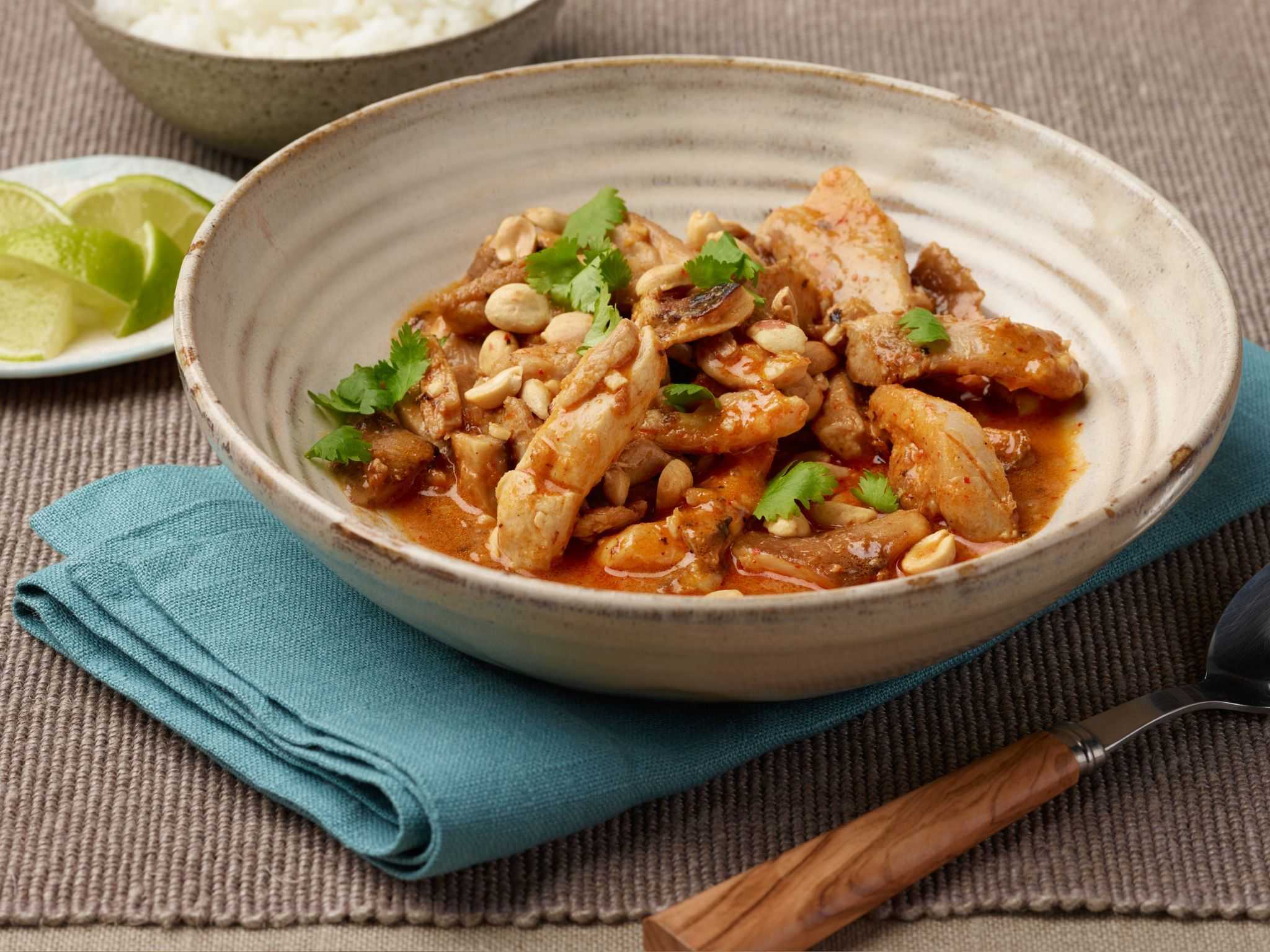 Отбивные из куриного филе — 8 рецептов на сковороде и в духовке