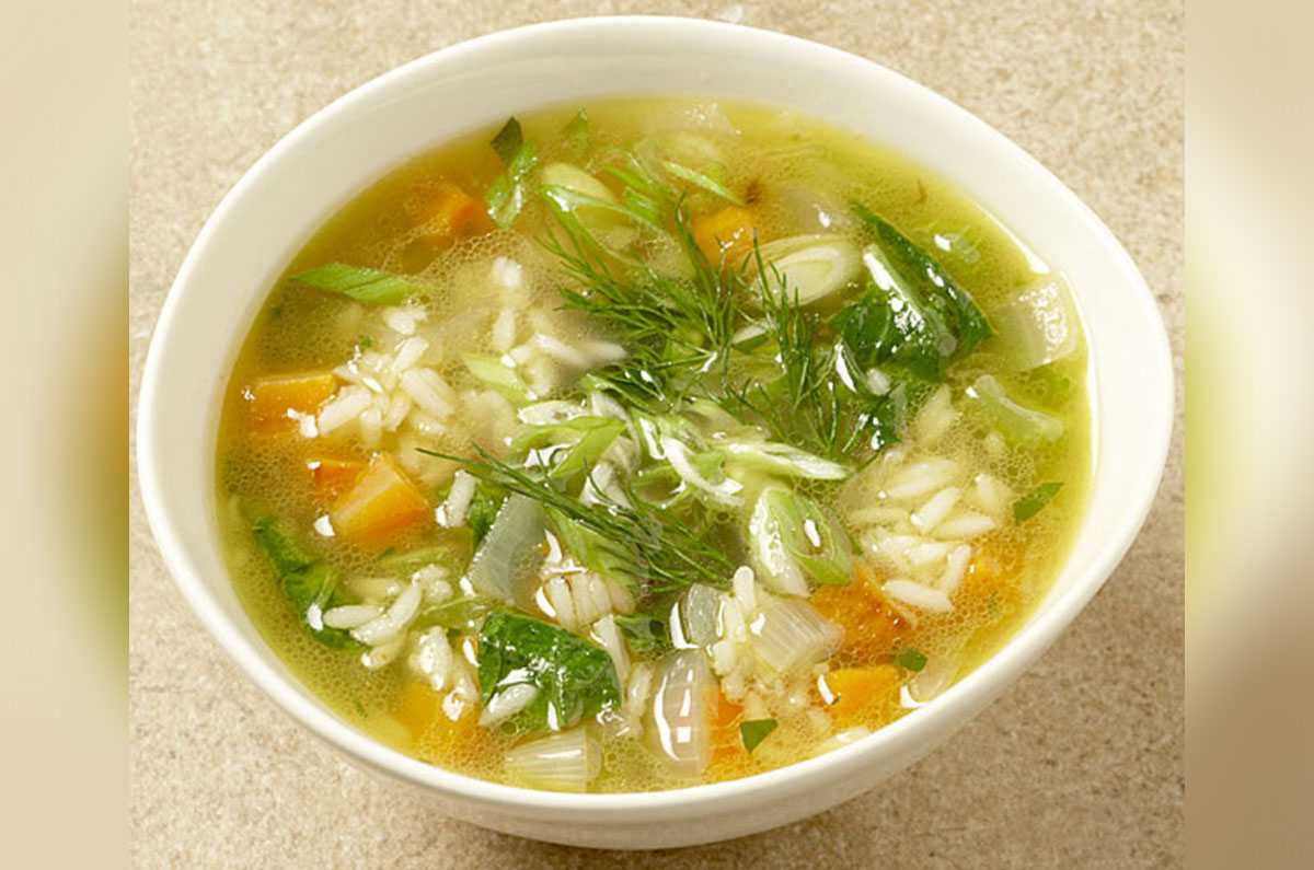 Суп рассольник с курицей. Овощной суп с рисом. Суп с сельдереем и курицей. Рассольник с рисом. Рассольник вегетарианский.