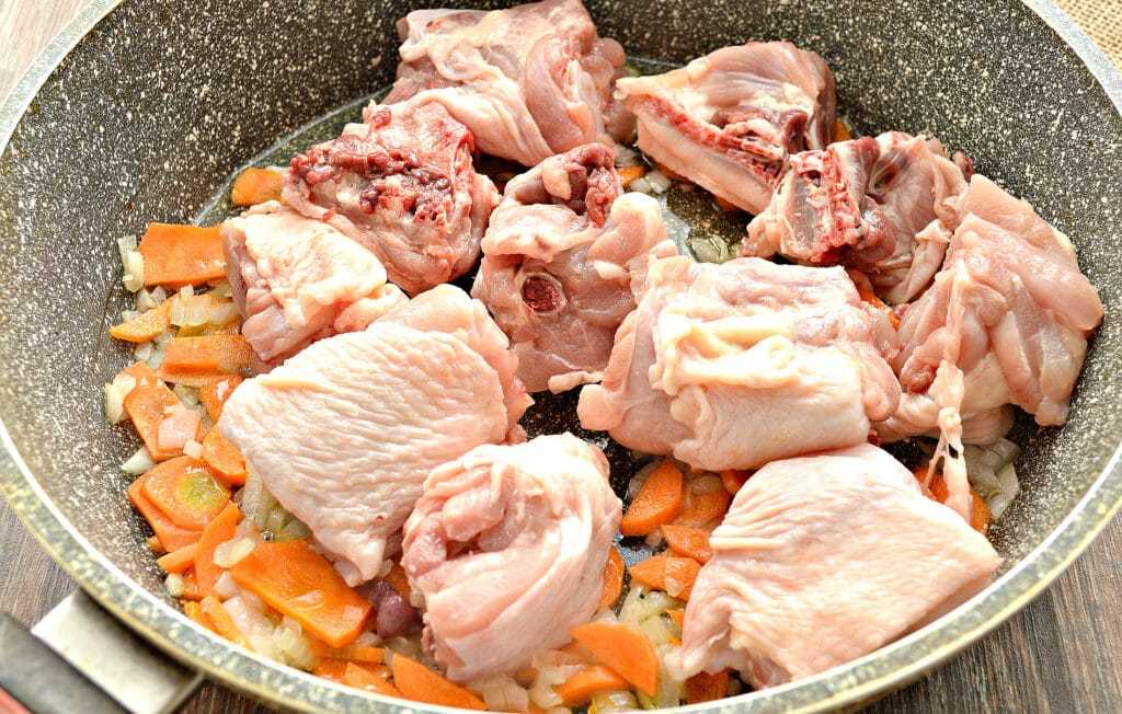 Простой рецепт жареной картошки с мясом и луком 2021: пошаговый с фото на сковороде