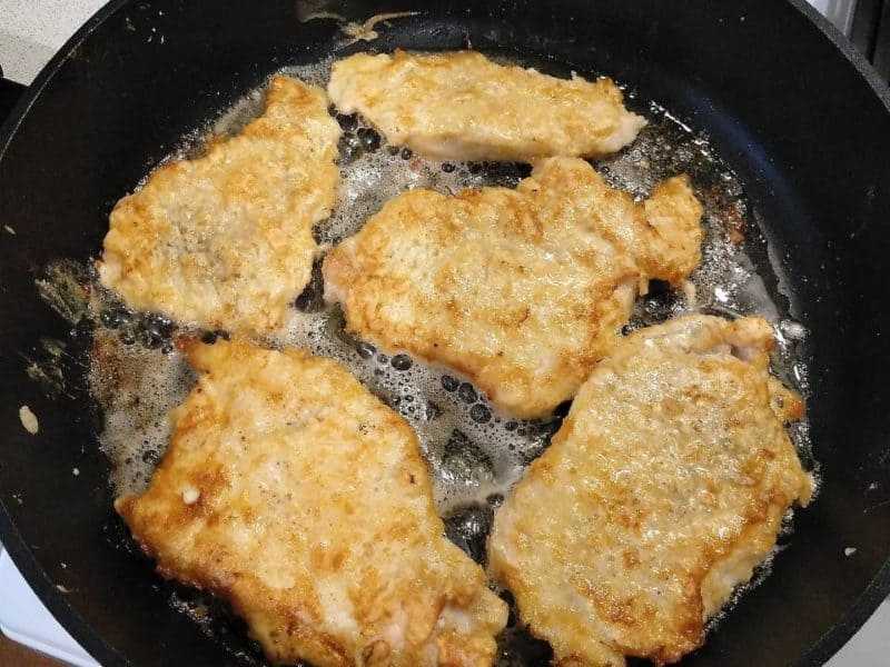 Рецепт отбивных из курицы на сковороде. Отбивная из куриного филе на сковороде. Отбивные из куриного филе на сковороде. Отбивная из куриной грудки на сковороде. Куриное филе отбивные на сковороде.