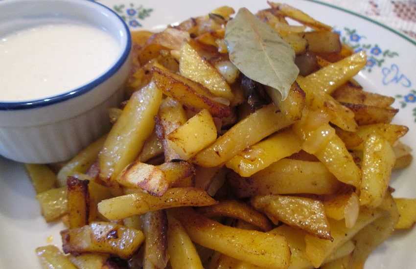 Жареная картошка с луком: 3 рецепта с пошаговым фото