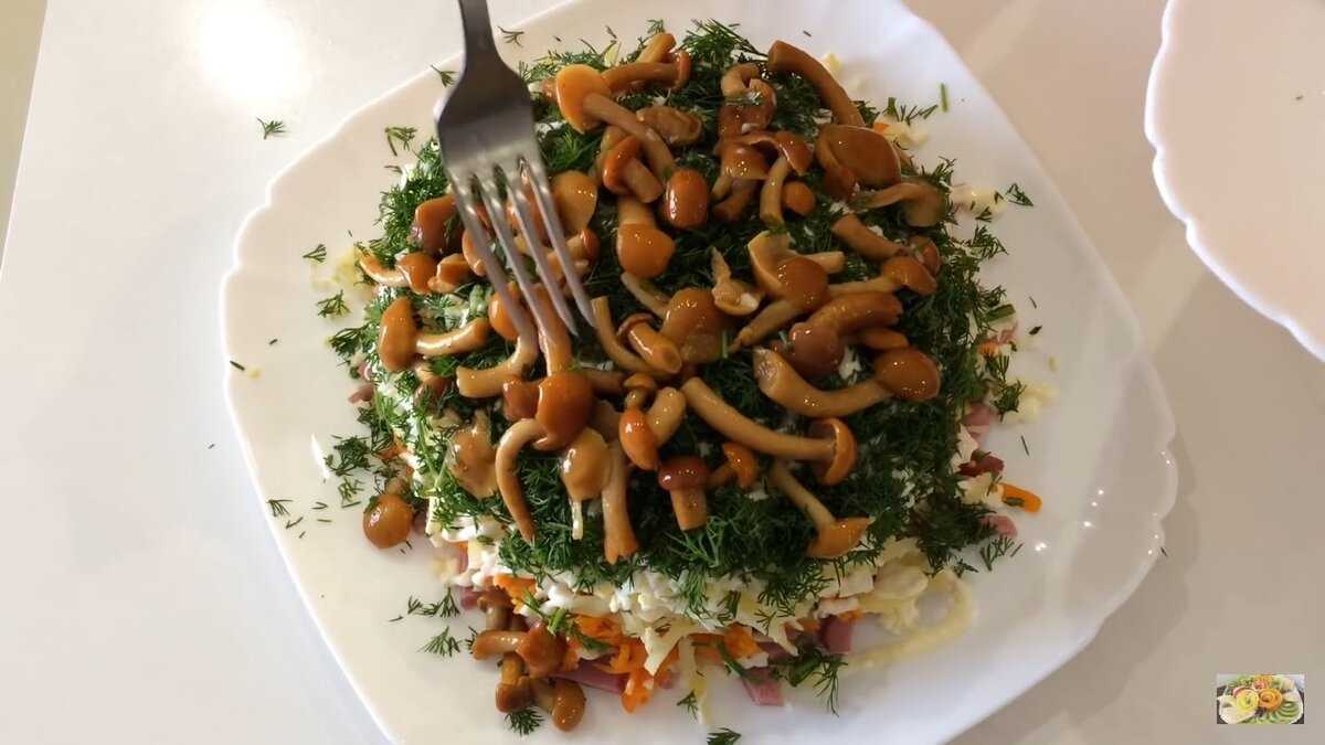 Салат с маринованными опятами – 5 крутых рецептов