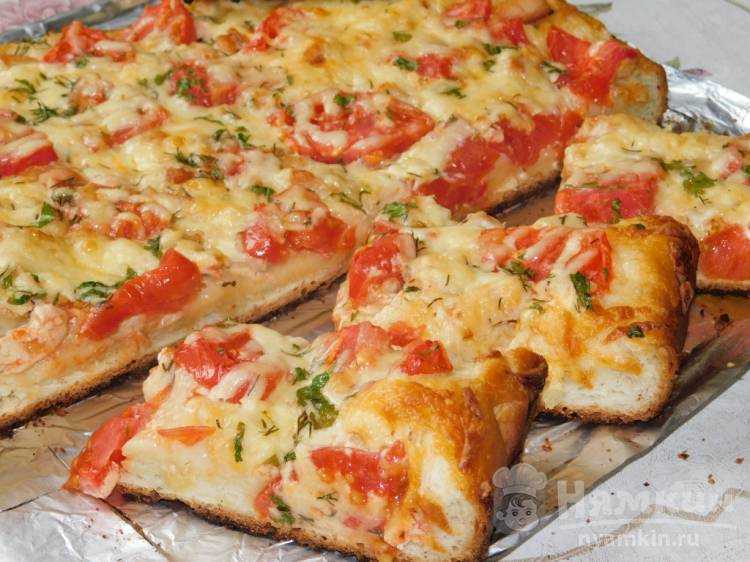 Быстрый рецепт пиццы в духовке в домашних. Пицца домашняя в духовке. Пирог с томатами и сыром. Пирог с курицей, сыром, томатами. Пицца домашняя с помидорами.