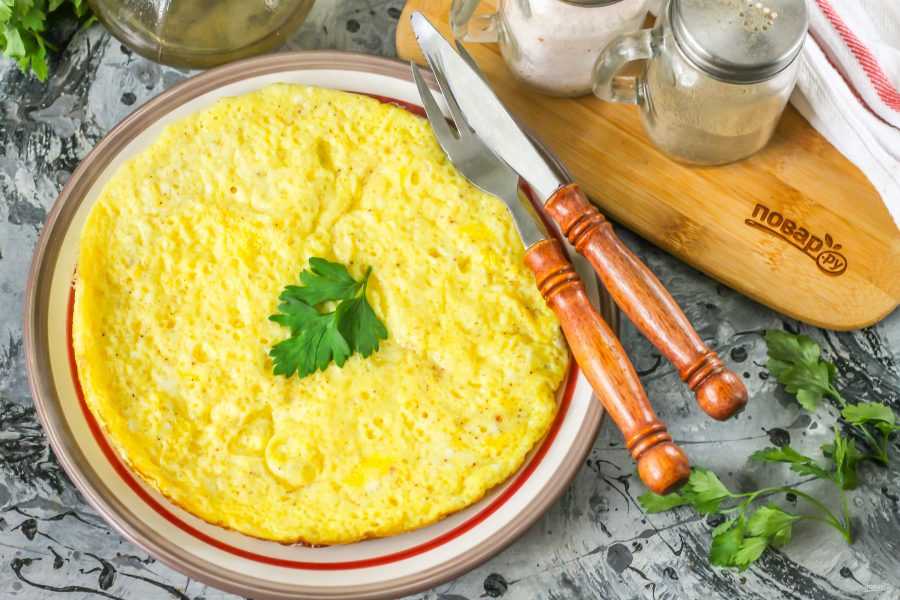 Вкусный омлет на завтрак на сковороде – 8 рецептов с яйцами, сыром, колбасой, для детей