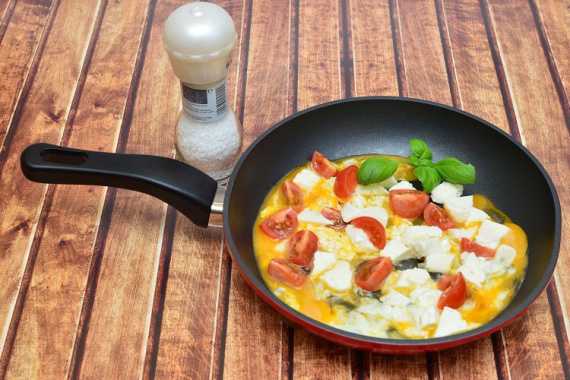 Яичница с помидорами и луком — рецепт завтрака из яиц быстро и вкусно