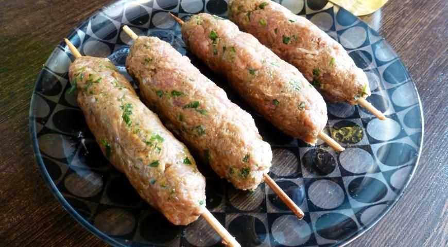 Рецепт люля-кебаб на шампурах и решетке - вкусные мясные люляки