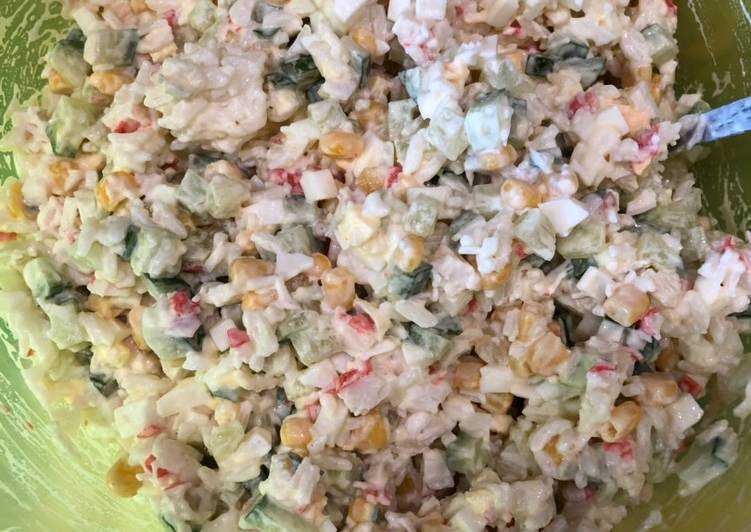 Крабовый салат с рисом и кукурузой: классические рецепты