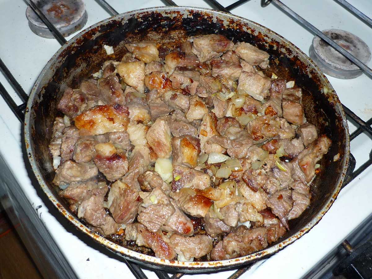 Вкусное блюдо из мяса свинины на сковороде