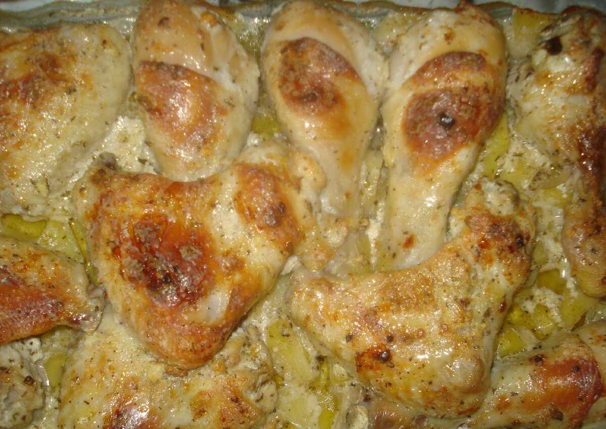 Рецепт куриных бедер с картофелем в духовке под соусом из сметаны, майонеза и горчицы + пошаговое фото