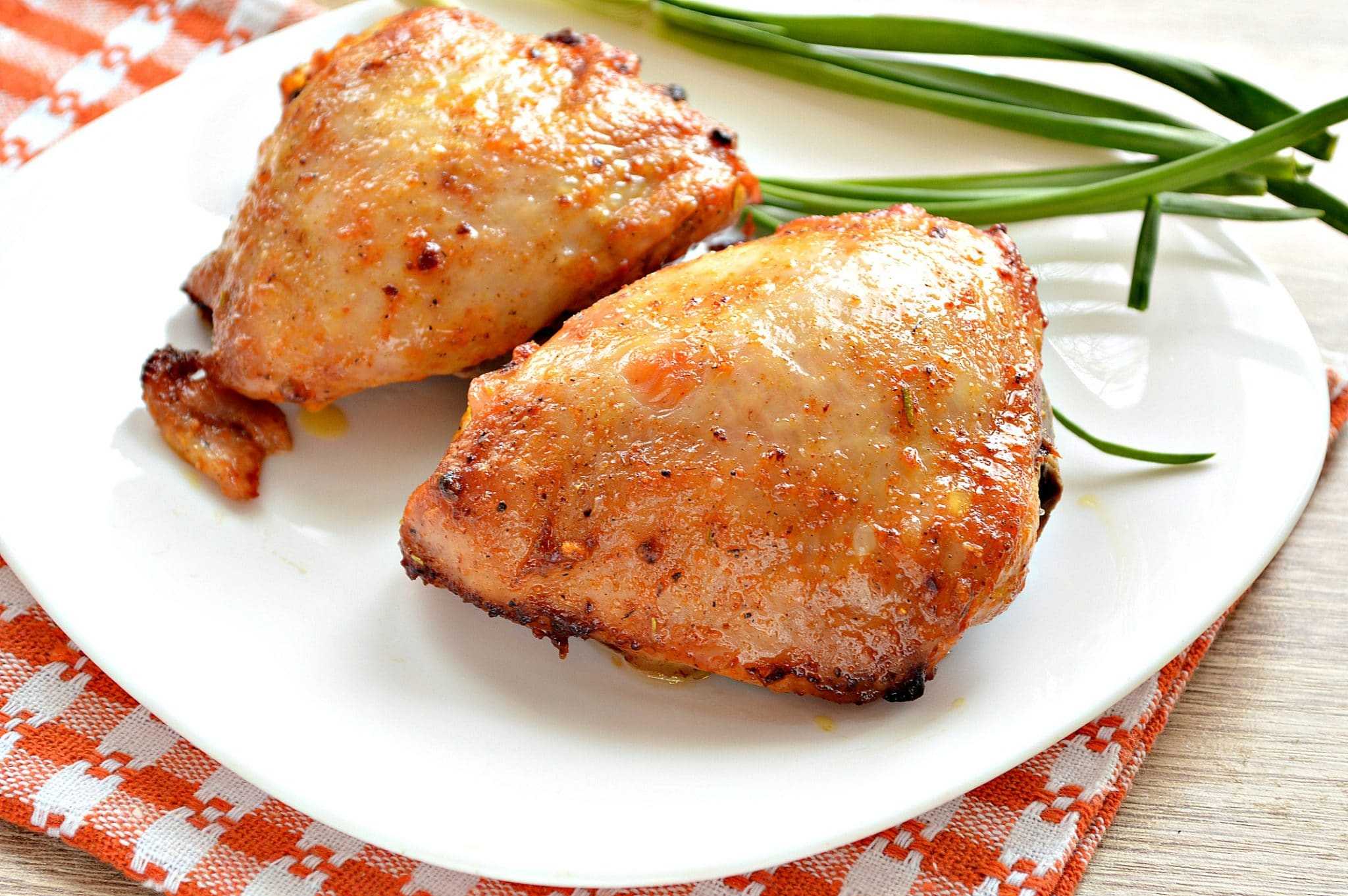 Куриные бедра, запеченные с картошкой в духовке – 6 самых вкусных рецептов с пошаговыми фото