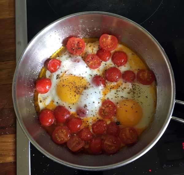Рецепт яичницы с луком и помидорами - 7 пошаговых фото в рецепте