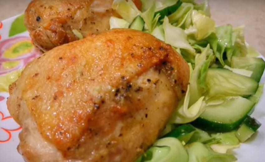 Жареная курица с чесноком на сковороде. Курица жареная на сковороде с чесноком. Курица жареная на сковороде со сметаной и чесноком.