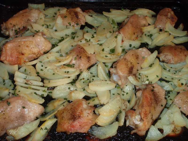 Куриные бедра, запеченные в сметане в духовке: простые рецепты - onwomen.ru