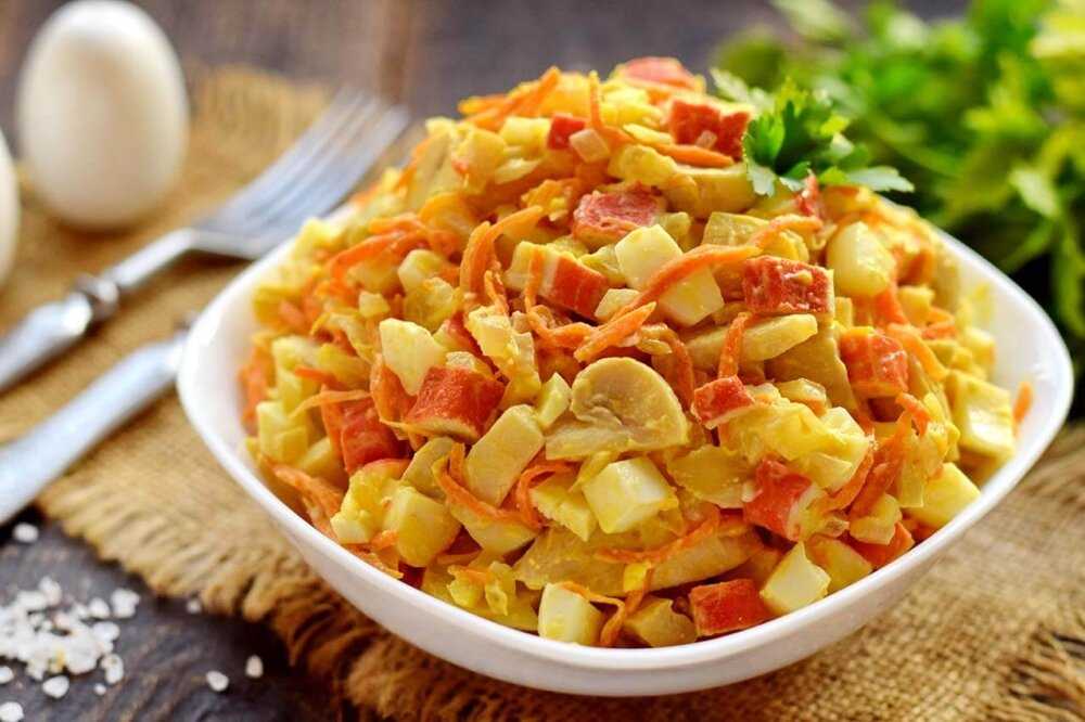 Салат с крабовыми палочками — 8 классических рецептов салата из крабовых палочек с кукурузой