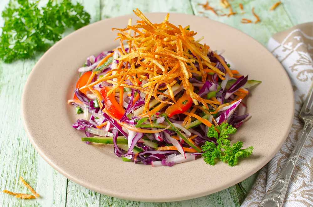 Салат с жареной картошкой соломкой - аппетитный и хрустящий: рецепт с фото и видео