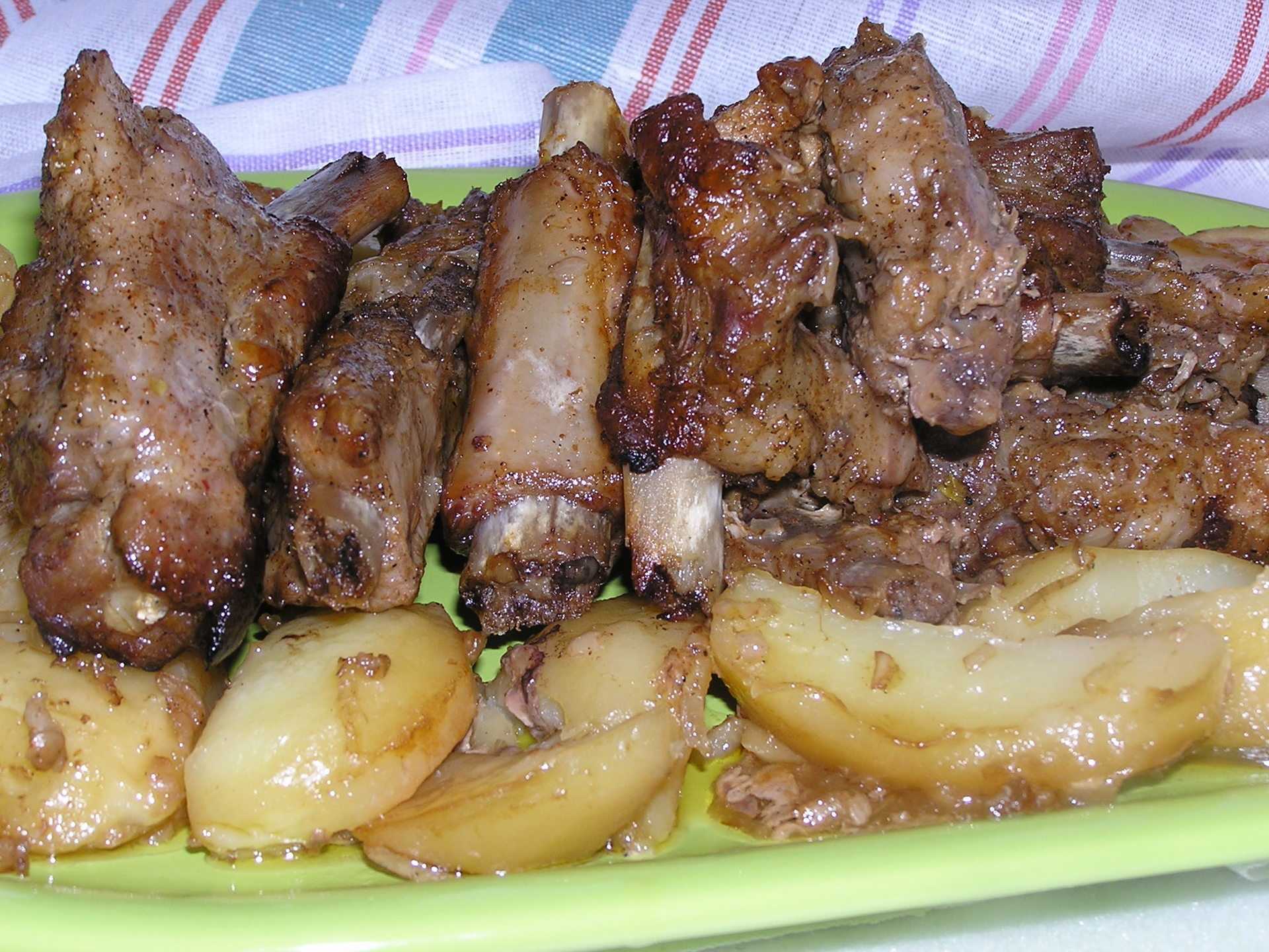 Ребрышки свиные и говяжьи на сковороде, мангале, в духовке, мультиварке — жареные, запеченные, тушеные: лучшие рецепты