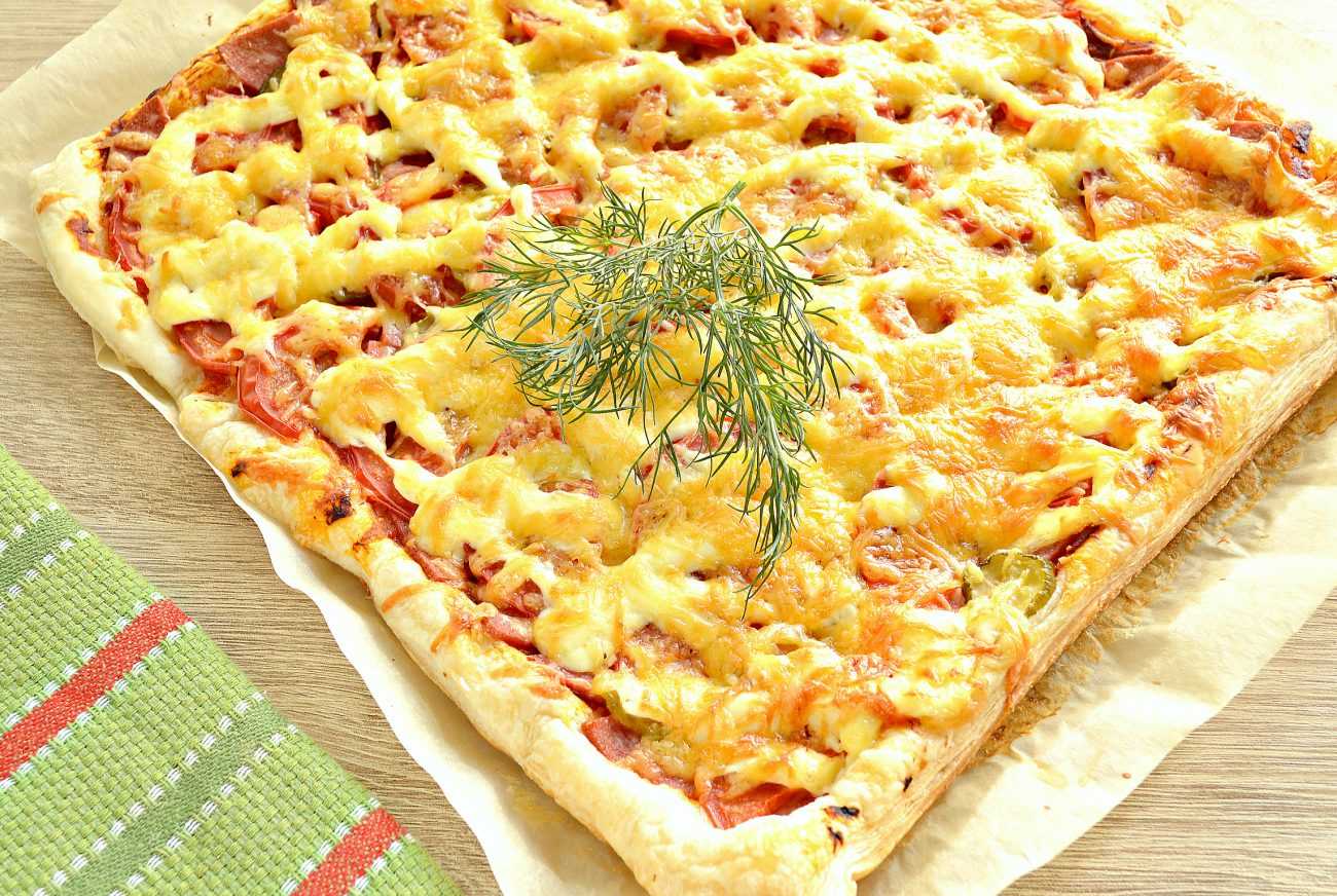 пицца с колбасой и сыром в духовке в домашних условиях из дрожжевого теста фото 16