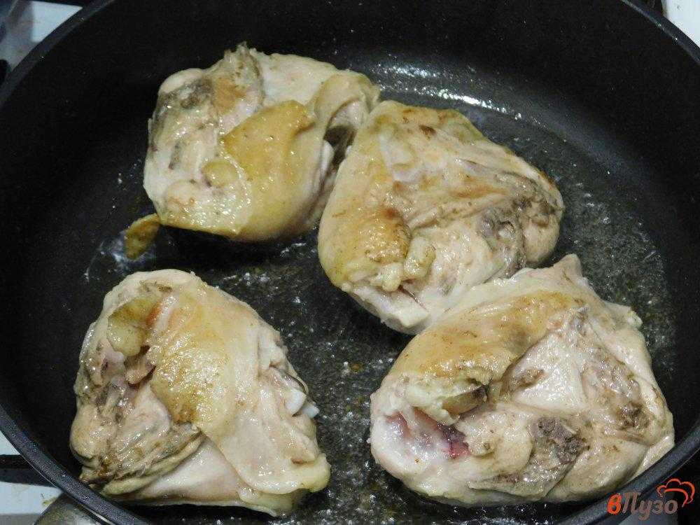 Готовим вкусные куриные бедра в духовке с ломтиками картошки — самые удачные рецепты