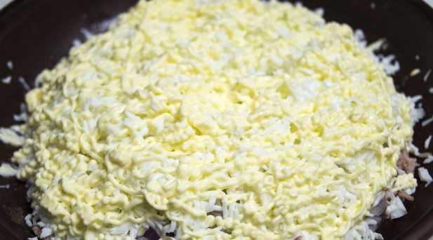 Классический салат «мимоза» — рецепты с рисом, консервированной рыбой и яйцом