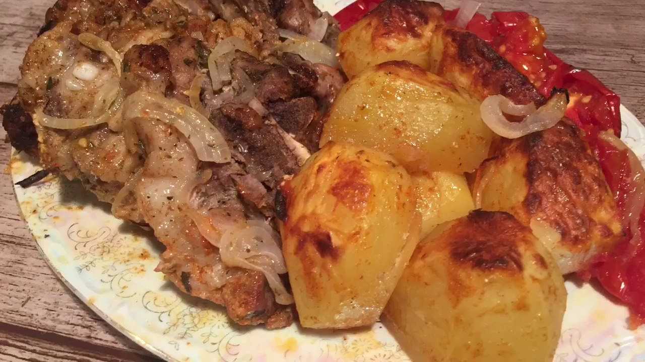 Простой рецепт свинины с картошкой. Картошка с мясом на праздничный стол. Горячее на праздничный стол из свинины с картошкой. Свинина с картошкой в духовке. Мясо в духовке с картошкой на праздничный стол.