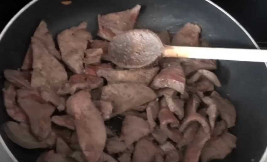 Как приготовить гуляш из свинины с подливкой, чтобы мясо было мягким и сочным