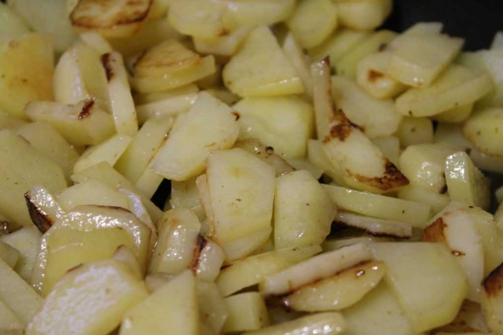 Жареная картошка с луком на сковороде: рецепт понравится всем!