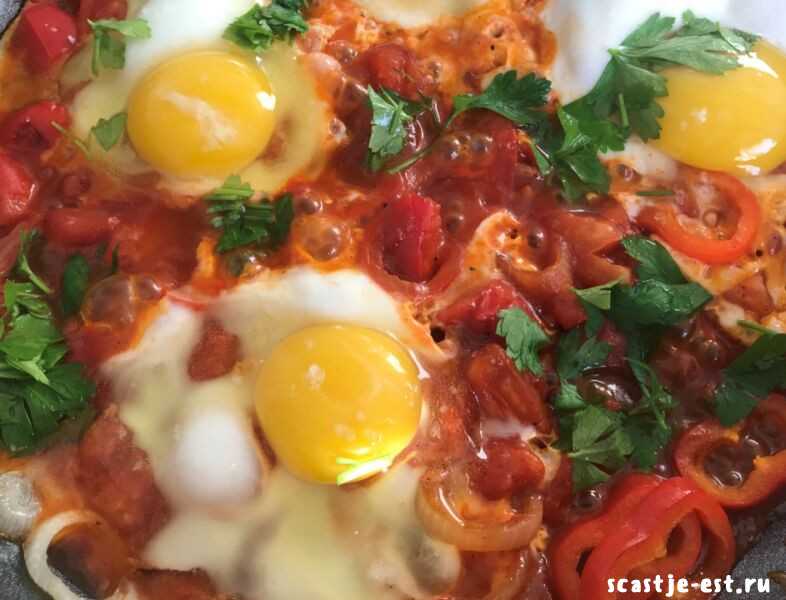 Жарим на сковороде яичницу с колбасой и помидорами — простой и вкусный завтрак