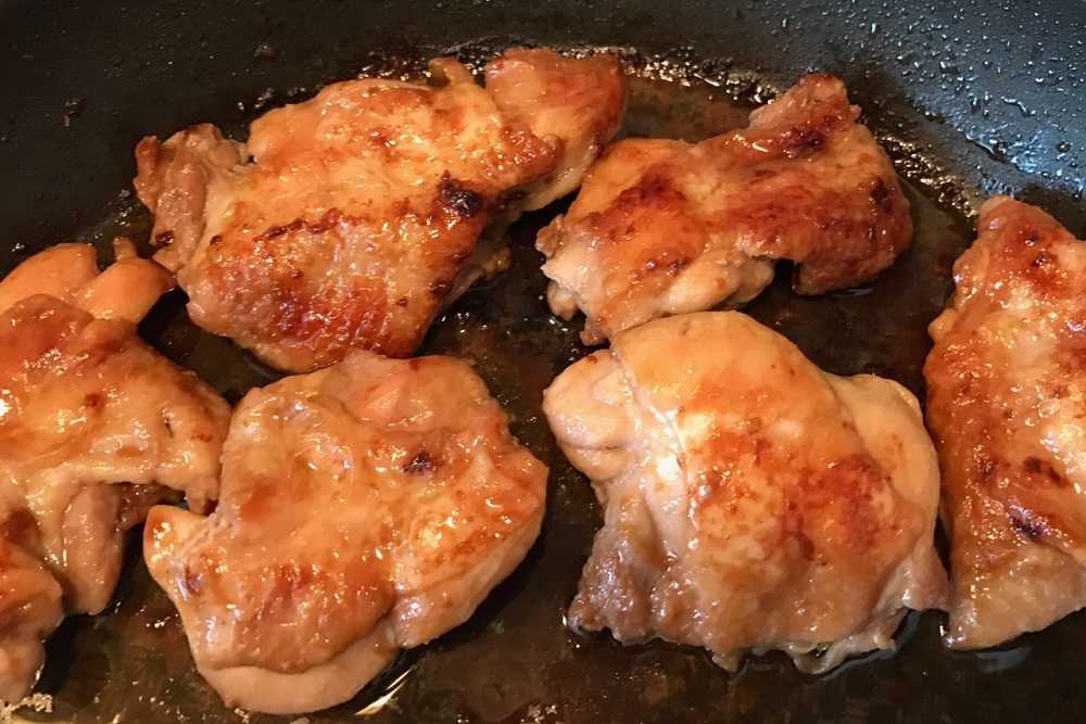 Курица на сковороде с майонезом и чесноком. Курица в соевом соусе на сковороде. Жареные куриные спинки. Жареная курица в соевом соусе. Курица кусочками на сковороде.