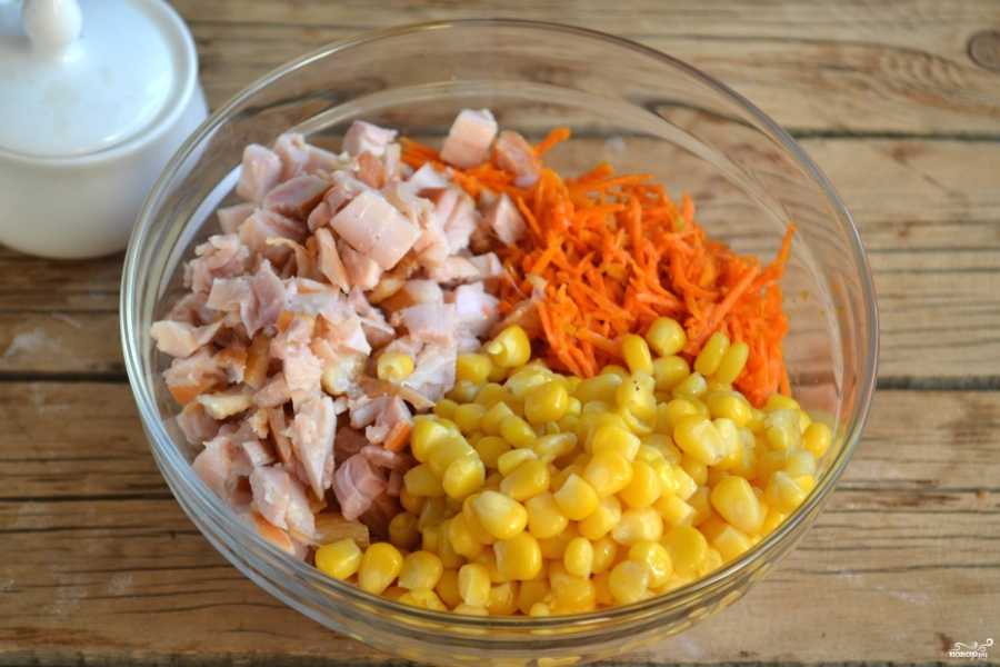 Салат с копченой курицей, корейской морковью и кукурузой - прекрасный рецепт