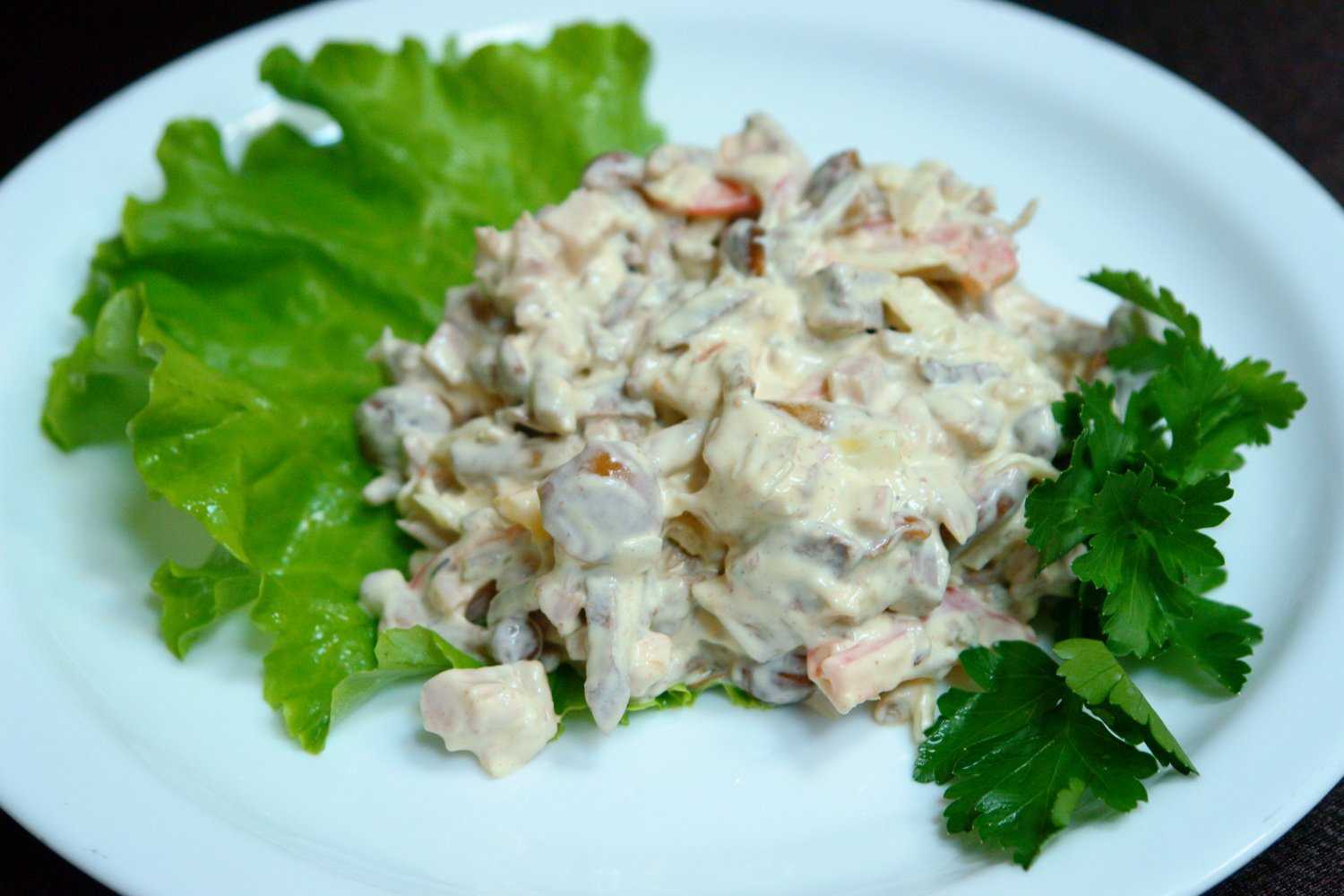 Салат с курицей, грибами шампиньонами и огурцами — 9 простых рецептов вкусных праздничных салатов