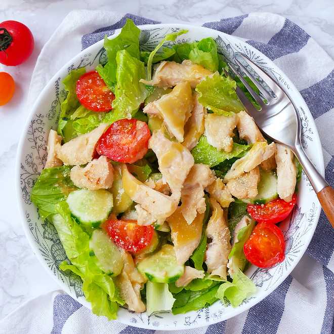 Салат с варёной куриной грудкой - простое блюдо не требующее особых умений: рецепт с фото и видео